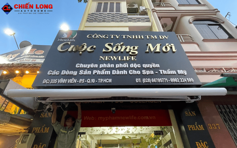 Toàn cảnh vị trí lắp mái hiên tự động tại cửa hàng Cuộc Sống Mới, Quận 10