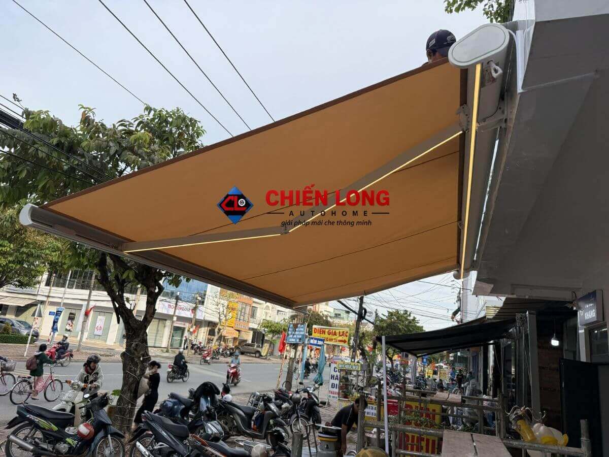 Mái hiên tự động lắp đặt sân thượng nhiều gió