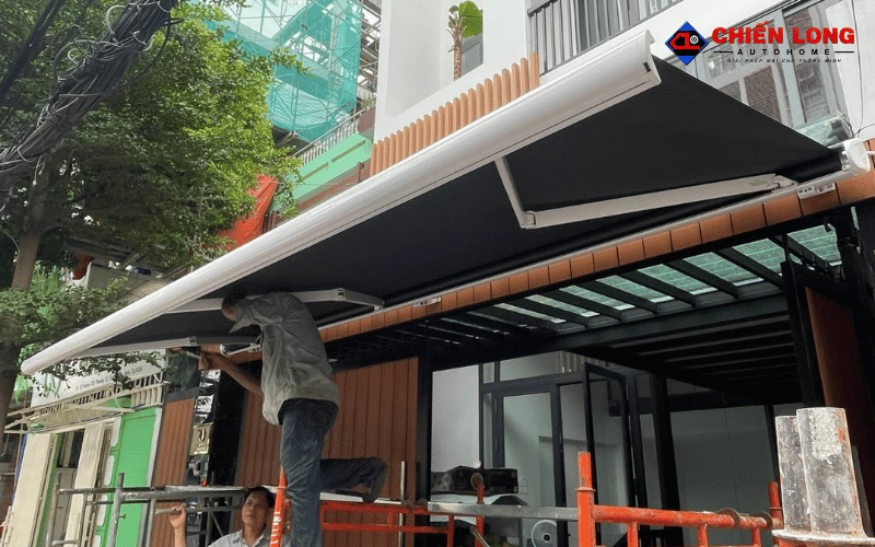 Mái hiên tự động mở phía trước nhà trong quá trình thi công tại Tân Bình
