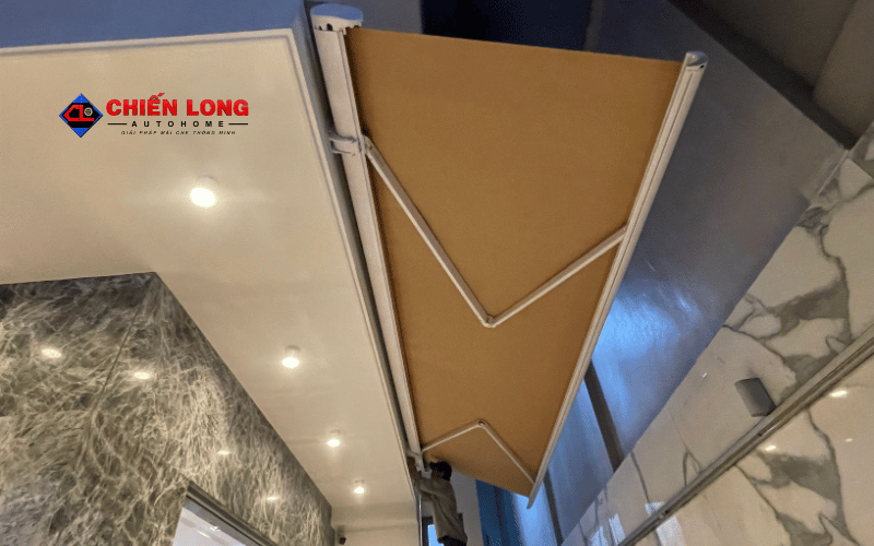 Góc nhìn dọc mái hiên tự động lắp cạnh trần có đèn âm tại công trình Hoàng Hoa Thám
