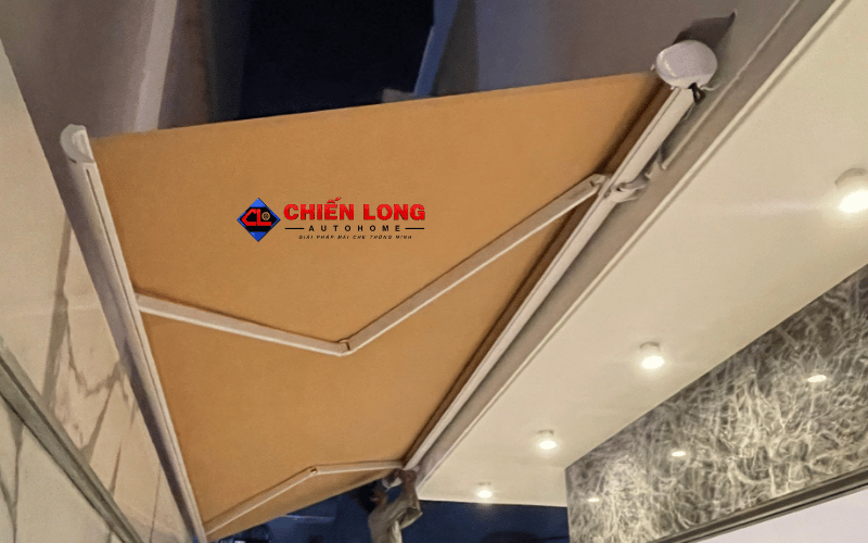 Mái hiên tự động vải vàng với khung trắng tại công trình Hoàng Hoa Thám, Tân Bình