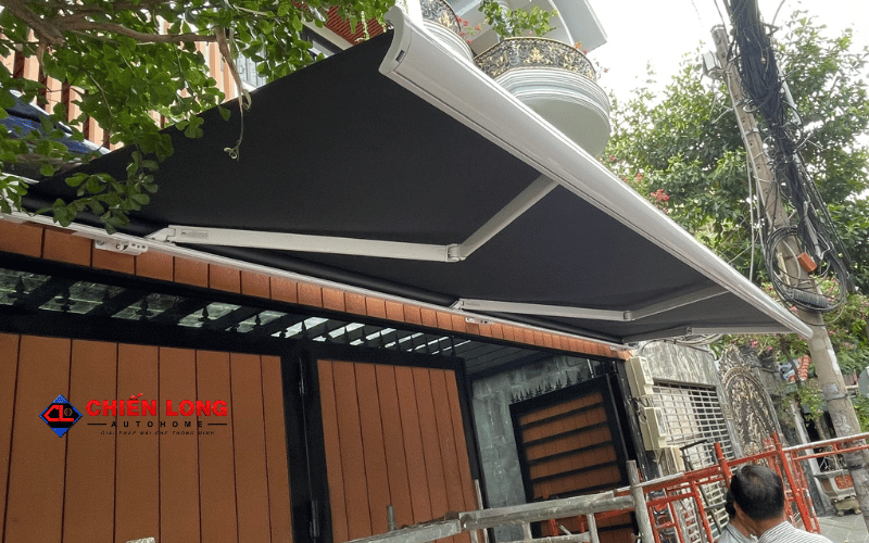 Toàn cảnh mái hiên tự động vải xám đậm khi mở rộng tại Tân Bình
