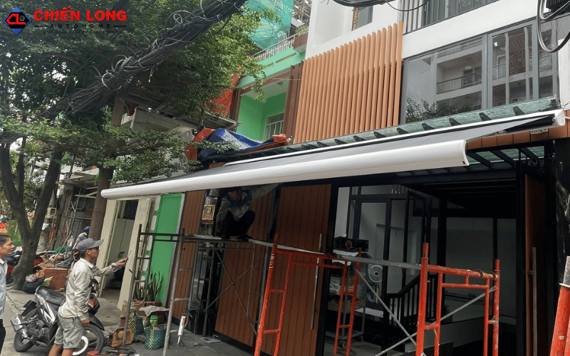 Toàn cảnh mặt tiền công trình lắp mái hiên tự động tại Tân Bình