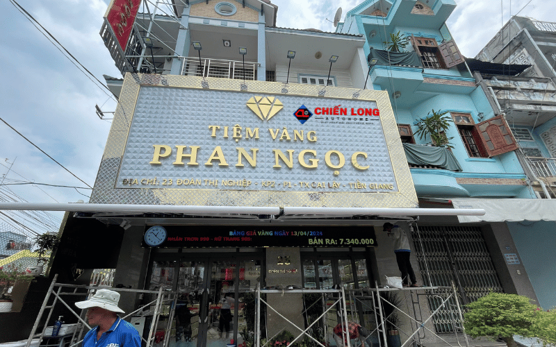 Mặt tiền tiệm vàng Phan Ngọc khi hai bộ mái hiên tự động thu gọn