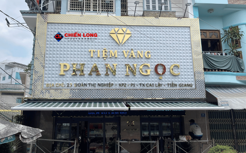 Toàn cảnh hai bộ mái hiên tự động phía trước tiệm vàng Phan Ngọc tại Tiền Giang