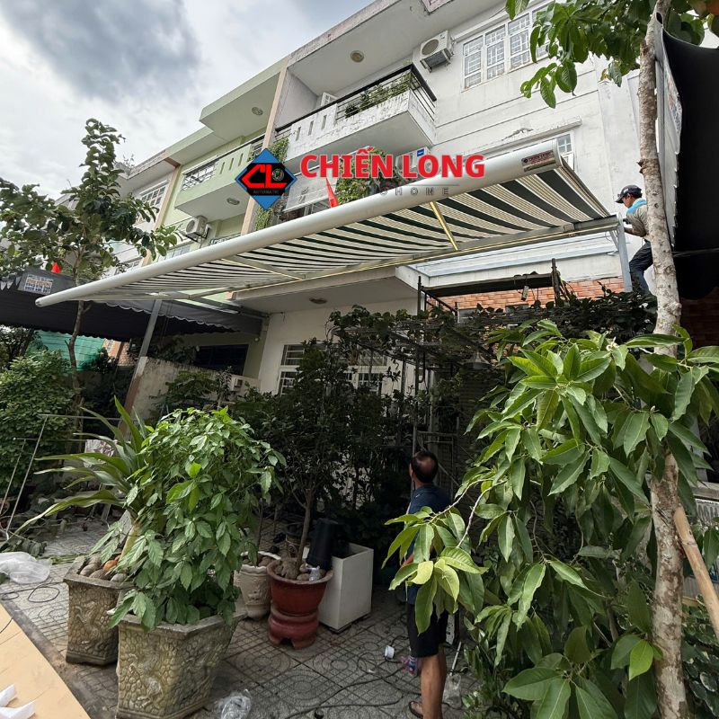  Hình ảnh thi công thực tế mái hiên che nắng hiện đại cho nhà phố