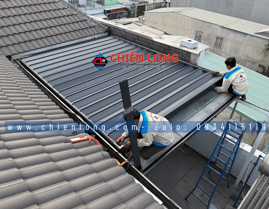 Mái nhôm chống nắng che giếng trời xếp trượt Ziczac tự động