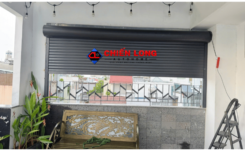 Mái nhôm cuốn tự động Chiến Long đang từ từ hạ xuống che ban công.
