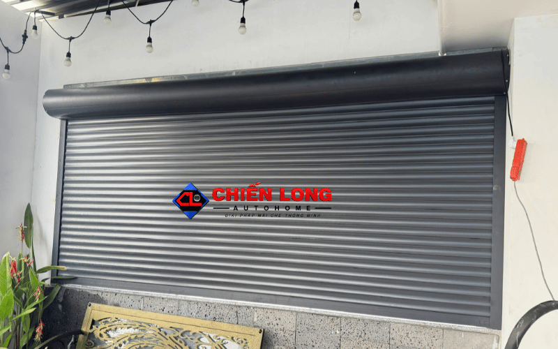 Mái nhôm cuốn tự động Chiến Long đóng kín bảo vệ an toàn cho ban công.