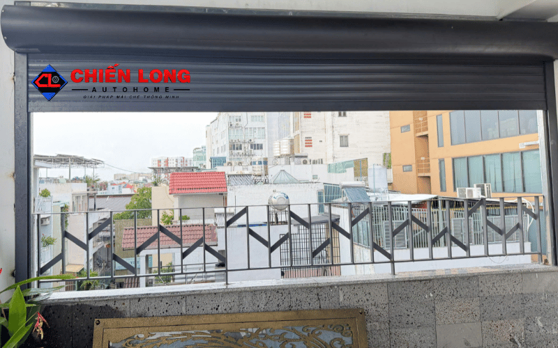 Mái nhôm cuốn che nắng ban công Chiến Long ở trạng thái mở hoàn toàn.