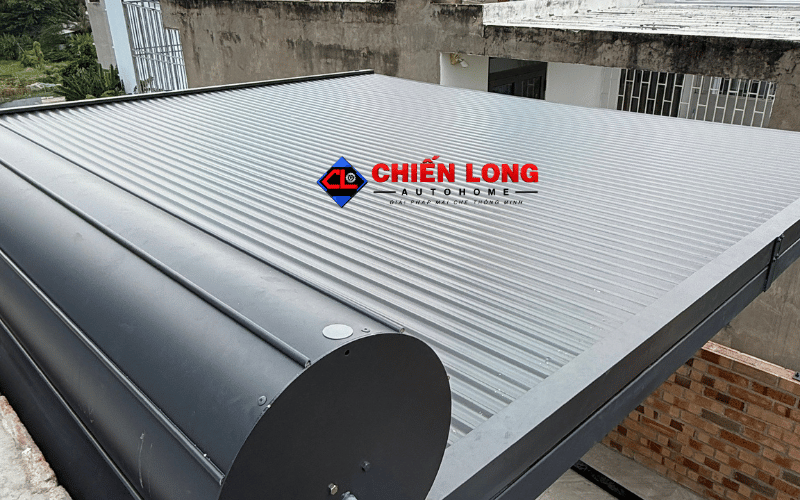 Cận cảnh nan mái nhôm cuốn màu xám và hộp cuốn tại công trình Bình Thạnh