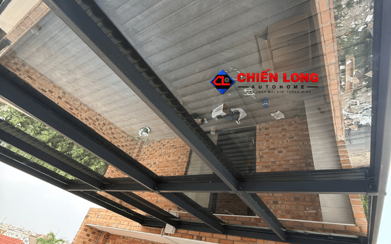 Kết cấu khung đỡ và mái kính nhìn từ dưới tại công trình mái nhôm cuốn Bình Thạnh