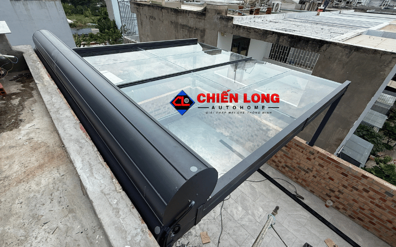 Mái nhôm cuốn thu gọn để lộ lớp mái kính tại công trình Bình Thạnh