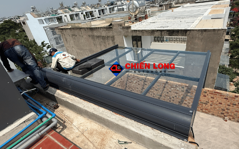 Đội ngũ kỹ thuật kiểm tra lắp đặt mái nhôm cuốn che mái kính tại Bình Thạnh