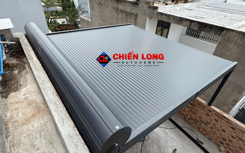 Toàn cảnh hệ mái nhôm cuốn che mái kính sân thượng tại Bình Thạnh