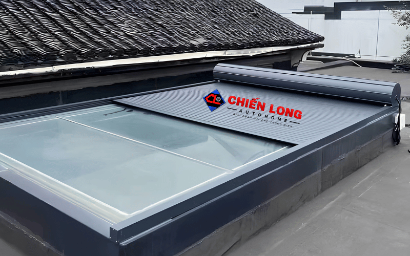 Mái nhôm cuốn tự động Chiến Long đóng mở che nắng cho khu vực giếng trời