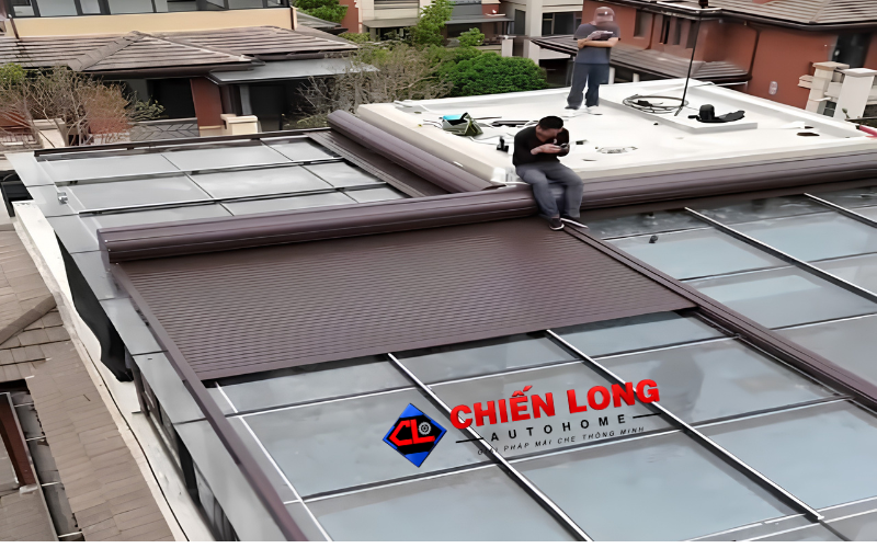 Mái nhôm cuốn che nắng phía trên mái kính nhà phố