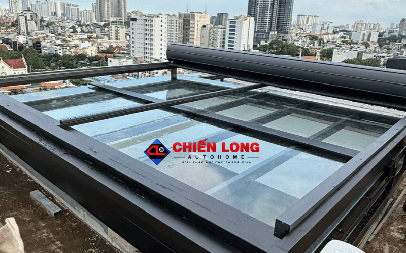 Mái nhôm cuốn tự động Chiến Long mở hoàn toàn lấy sáng cho giếng trời.