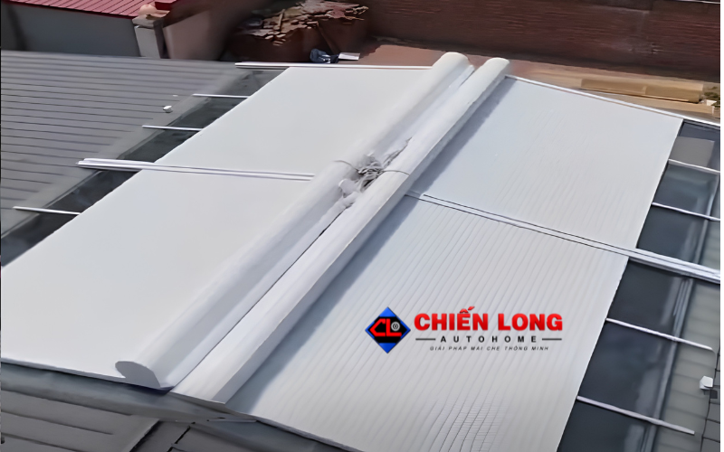 Hệ nan nhôm che nắng phía trên mái kính ngoài trời