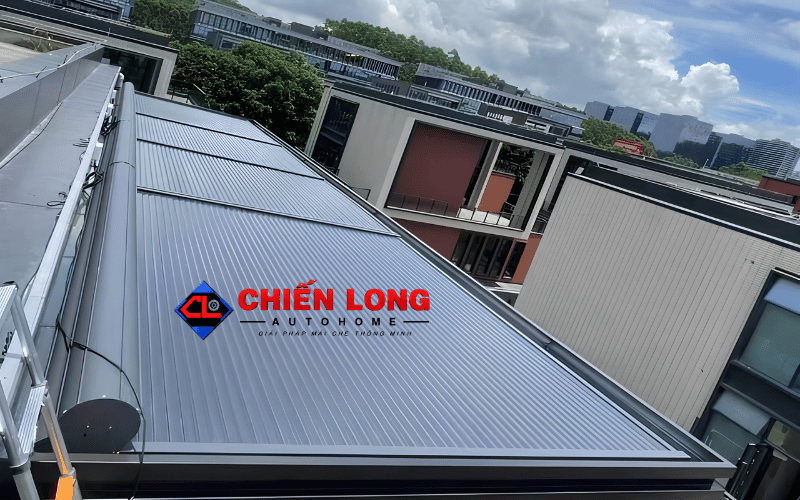 Mái nhôm cuốn tự động Chiến Long che nắng hiệu quả cho không gian sân thượng tòa nhà.