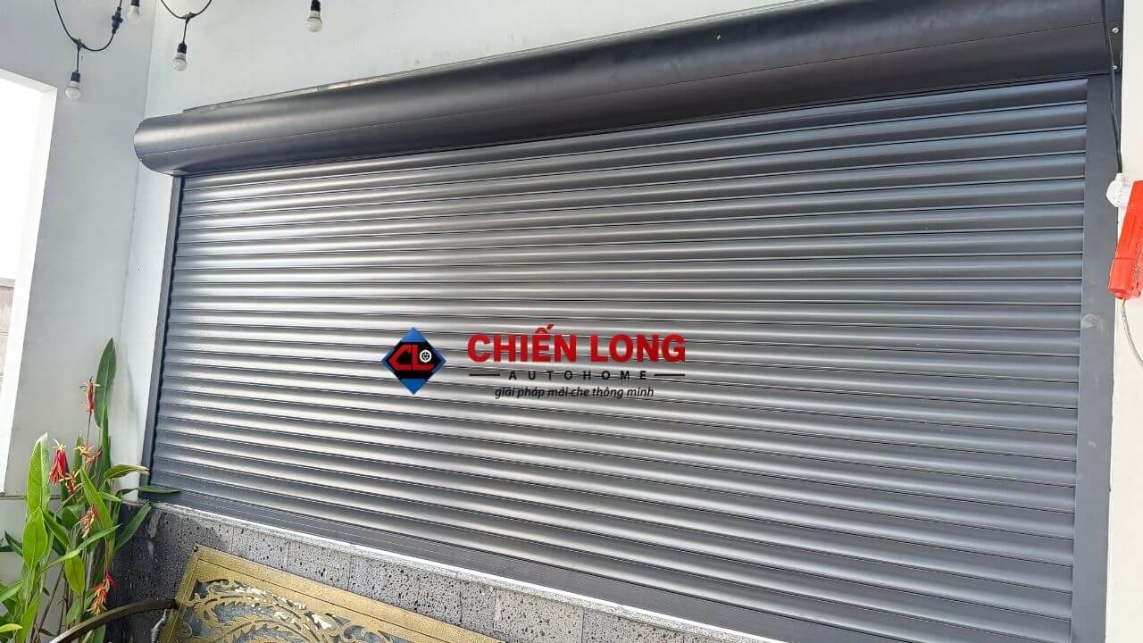 Mái nhôm cuốn tự động dạng đứng tại phường Tân Sơn Hòa