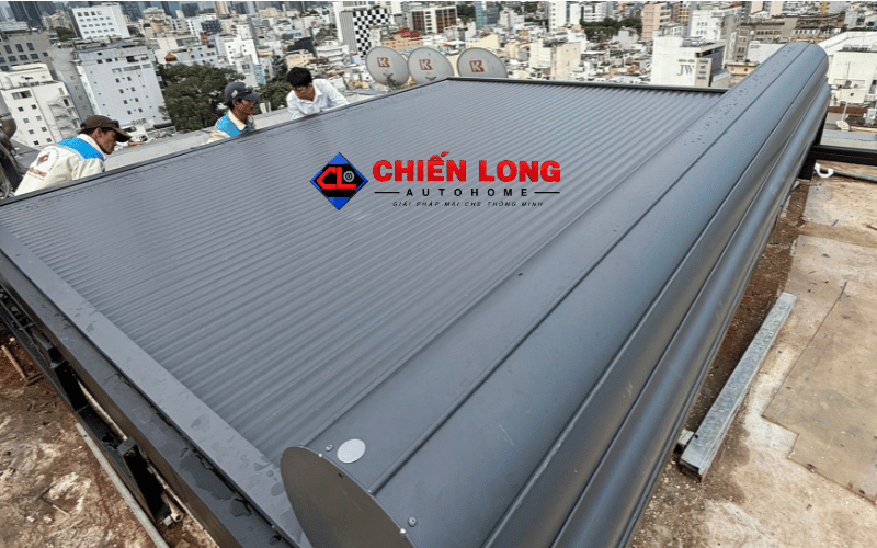 Mái nhôm cuốn tự động Chiến Long đóng kín hoàn toàn trên mái kính.