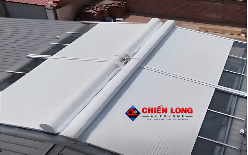Mái nhôm cuốn màu trắng che mái kính với hai hộp cuốn bố trí ở giữa