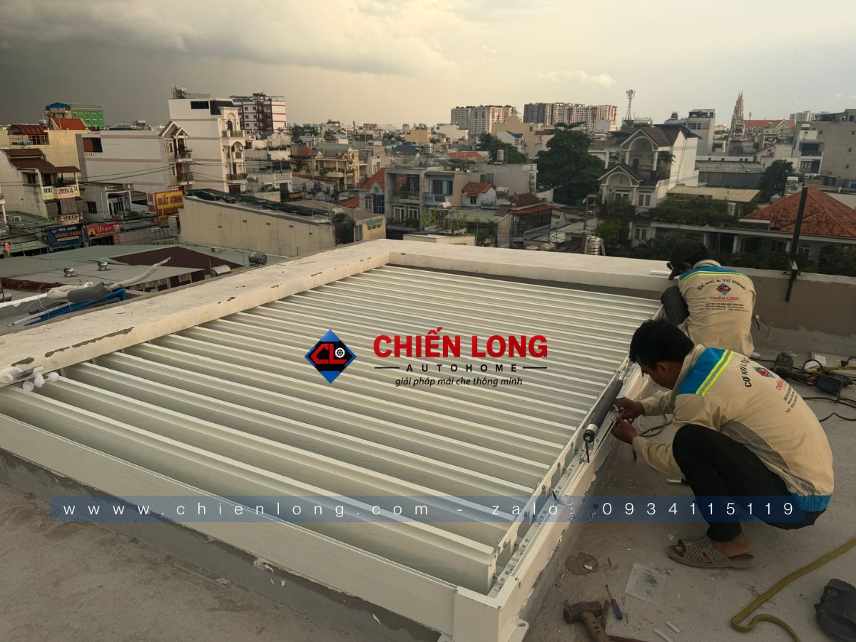 Mái nhôm xếp lật che giếng trời biệt thự sang trọng