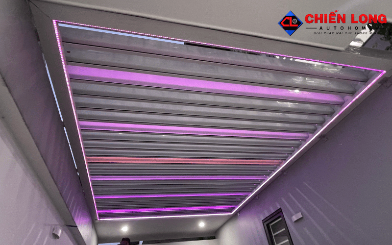 Mái nhôm xếp lật Đồng Nai với đèn LED màu tím nhìn từ bên dưới