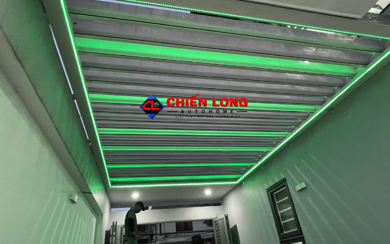 Mái nhôm xếp lật Đồng Nai với đèn LED màu xanh lá