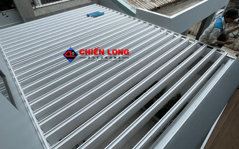 Góc nhìn từ trên mái nhôm xếp lật khi các lá nhôm mở nghiêng tại Đồng Nai