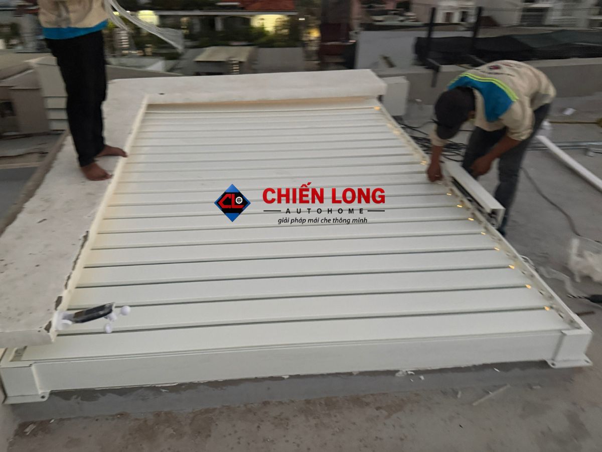 Mái nhôm xếp lật tự động che nắng che mưa giếng trời