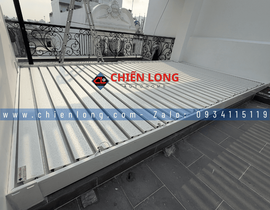 Mái nhôm xếp lật tự động che giếng trời sảnh biệt thự kích thước 2640x4850mm