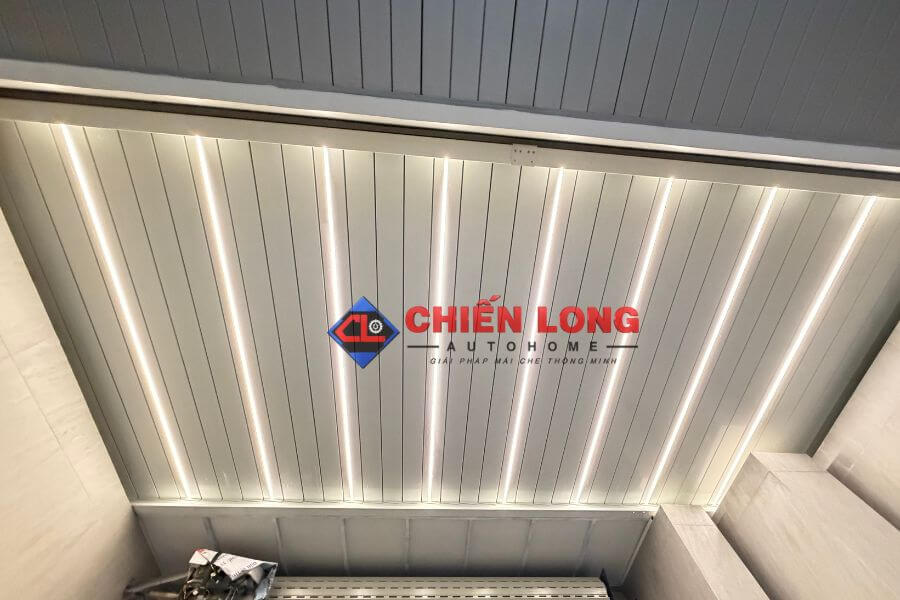 Mái nhôm xếp lật tự động tích hợp đèn LED chiếu sáng sang trọng vào ban đêm