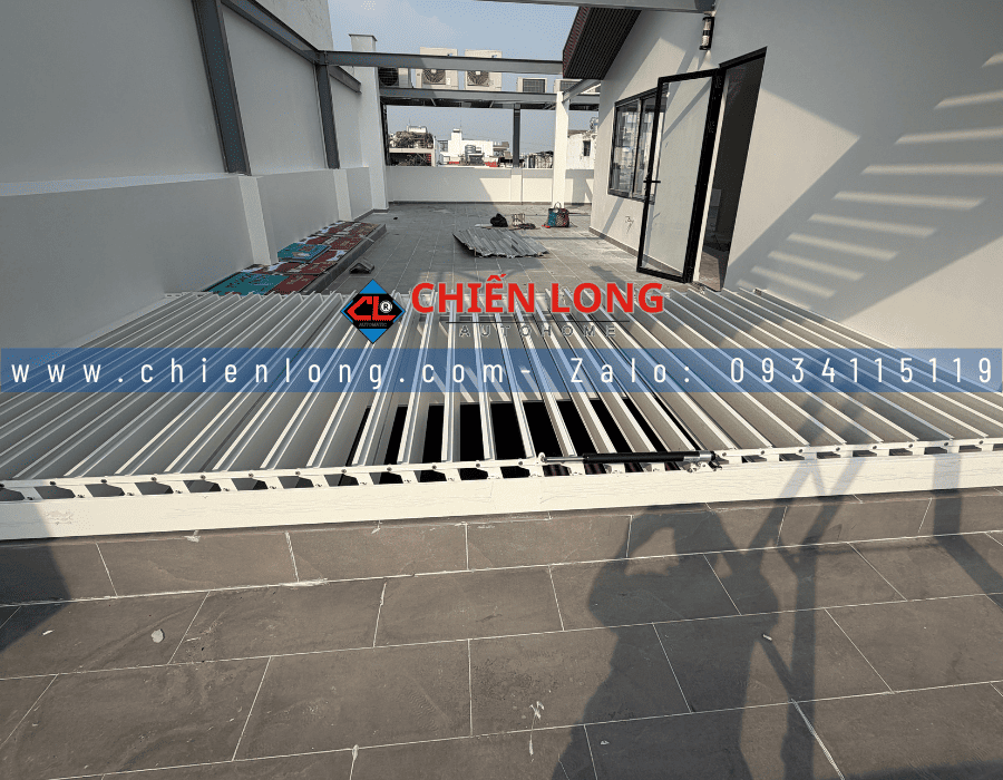 Mái nhôm xếp lật tự động đóng khi mưa che giếng trời biệt thự