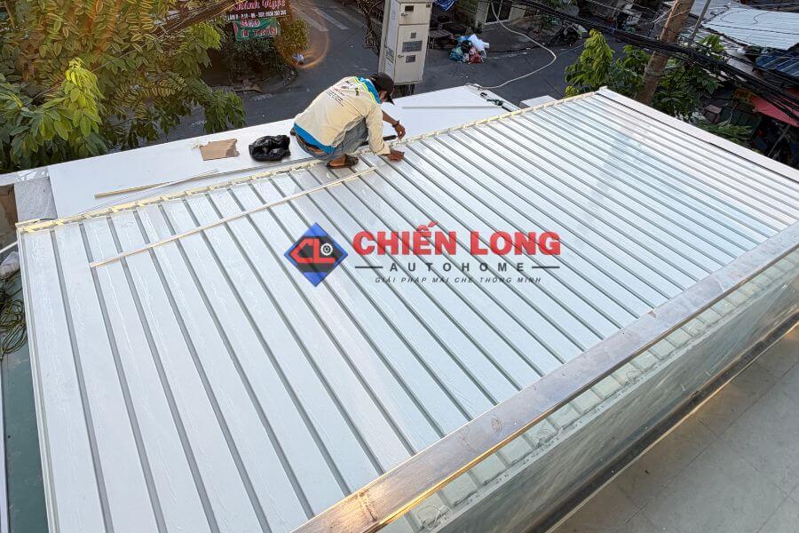 Mái nhôm xếp lật tự động đóng kín hoàn toàn, che nắng và chống mưa.