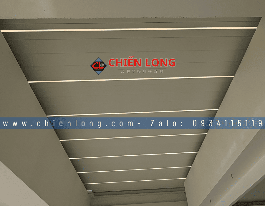 Hệ mái nhôm xếp lật tự động che giếng trời khu vực sảnh biệt thự sang trọng