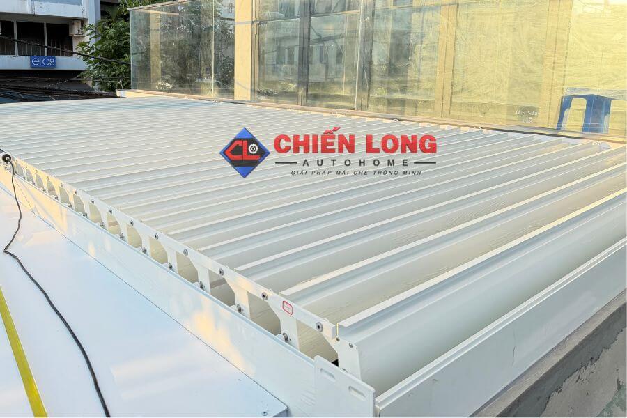 Mái nhôm xếp lật tự động mở góc 40 độ giúp lấy sáng và thông gió tự nhiên.