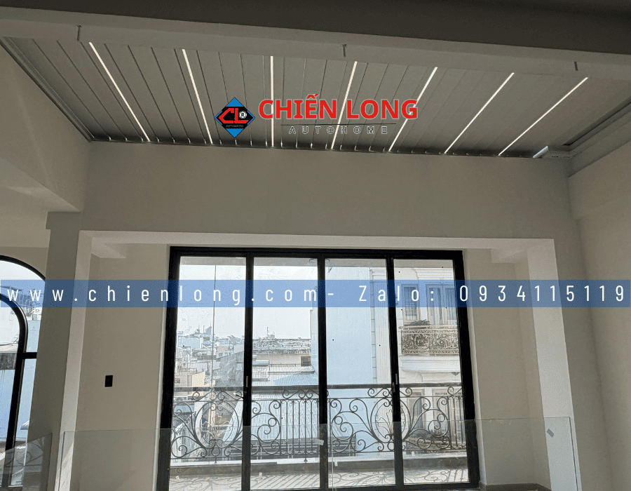 Mái nhôm xếp lật tự động mở lấy sáng và thông gió cho giếng trời sảnh biệt thự