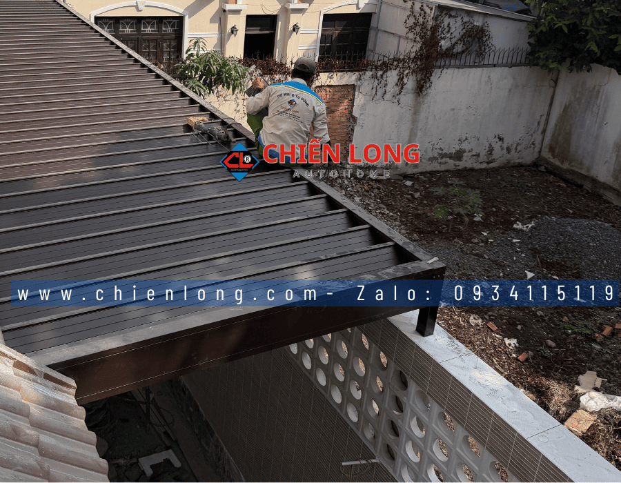 Mái nhôm xếp trượt tự động 2.5m x 10m chống nắng mưa lắp đặt thực tế