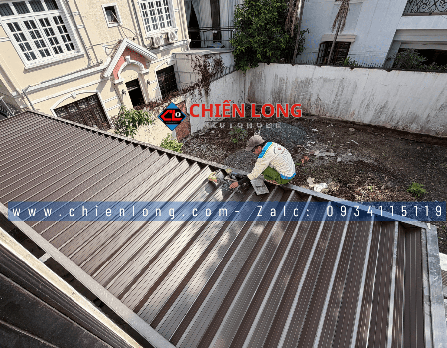 Mái nhôm xếp trượt tự động 2.5x10m khi mở lấy sáng thông thoáng