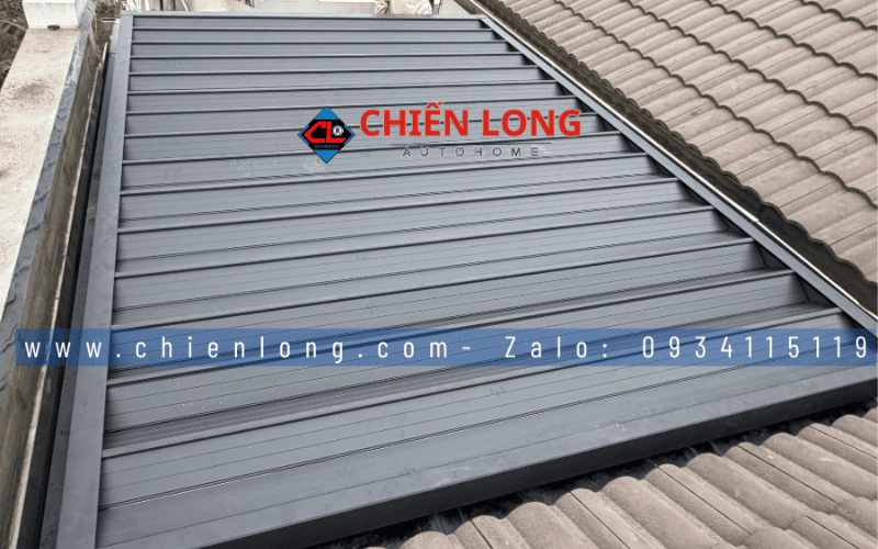 Mái nhôm Ziczac màu đen hệ không chống nước ở trạng thái đóng trên mái kính.