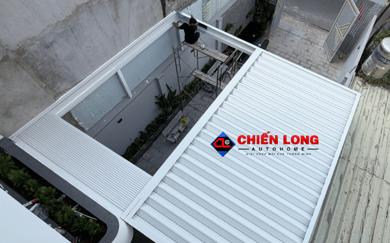 Mái nhôm Ziczac màu trắng với một khoang đóng che và một khoang mở lấy sáng