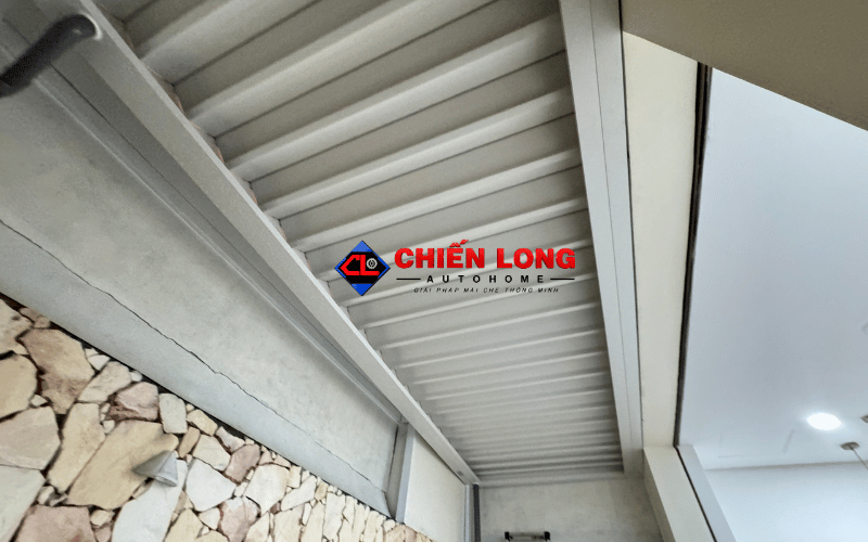 Hệ mái nhôm xếp trượt màu trắng chống nước nhìn dọc từ bên dưới giếng trời.