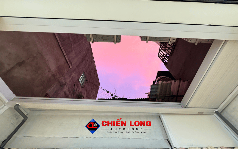 	Khoảng mở giếng trời khi mái nhôm Ziczac màu trắng hệ chống nước đã thu gọn.