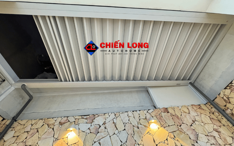 Mái nhôm Ziczac màu trắng hệ chống nước mở một phần trên giếng trời.