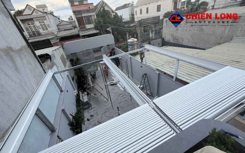 Hai khoang mái nhôm Ziczac màu trắng thu gọn, nhìn từ trên cao hướng ra cổng
