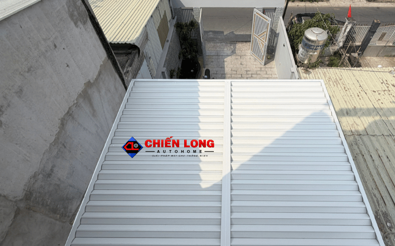 Mái nhôm xếp trượt màu trắng hệ chống nước chia hai khoang, nhìn từ trên xuống.