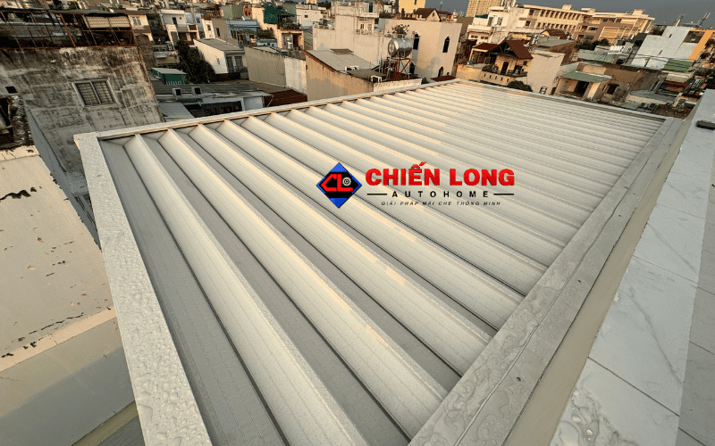 Bề mặt các lá nhôm Ziczac trải đều trong khung mái sân thượng.