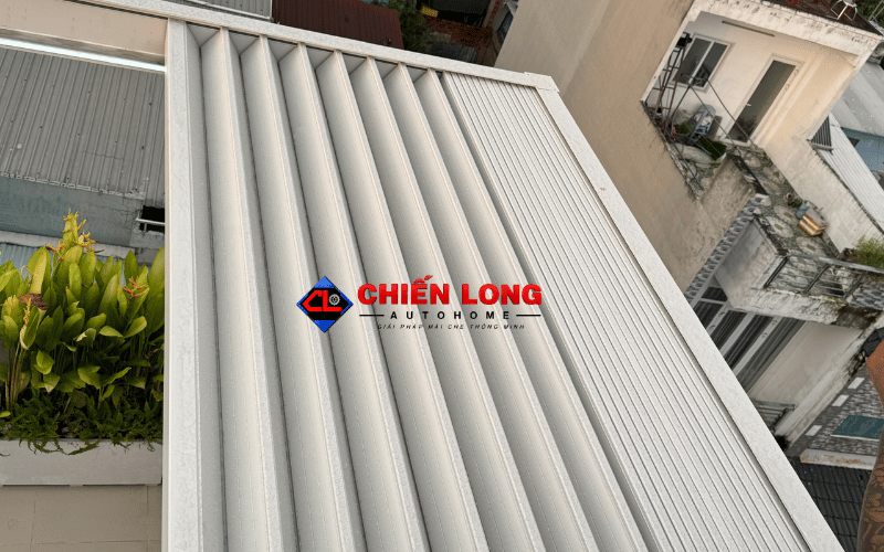 Các lá nhôm Ziczac xếp sát nhau về một phía, để lộ khoảng sân bên cạnh.